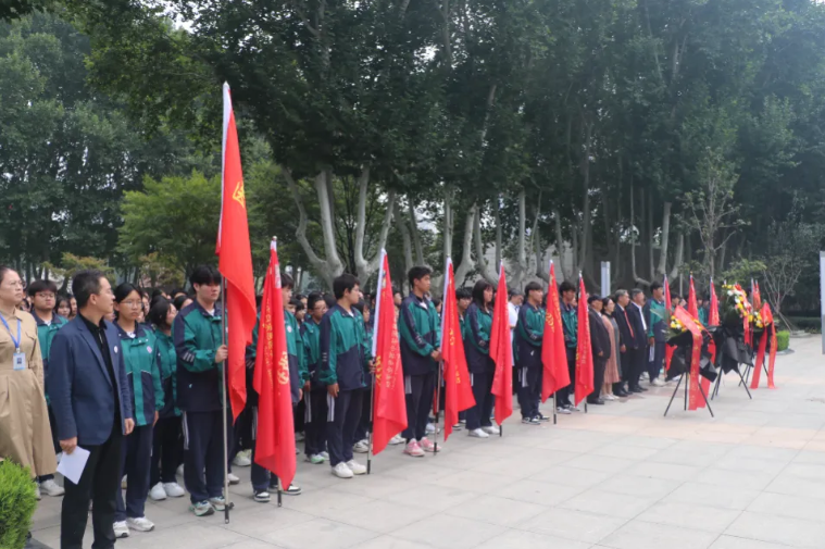 陵园祭英烈 矢志向前行