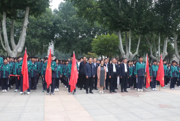 陵园祭英烈 矢志向前行