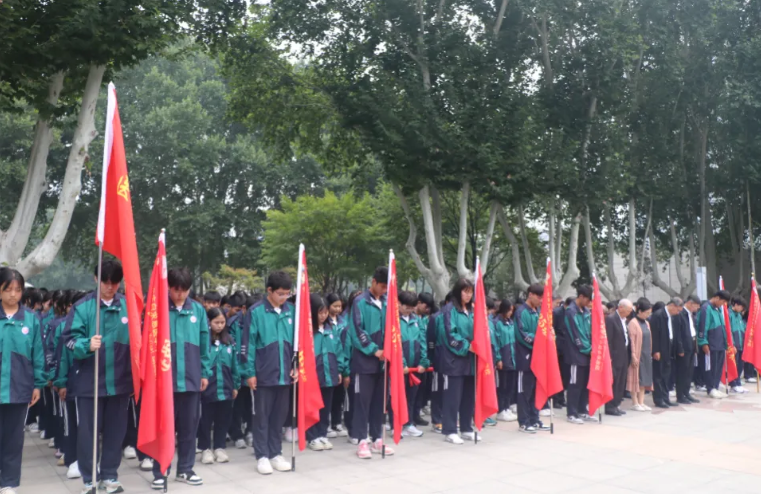 陵园祭英烈 矢志向前行